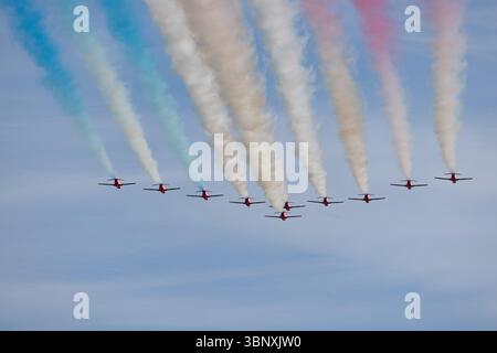 Henley-on-Thames, Oxfordshire, Regno Unito. 4 luglio 2025. Gli spettatori della regata reale di Henley furono assistiti a un'emozionante esibizione aerea mentre le frecce rosse della RAF volavano in formazione sul Tamigi. Foto Stock