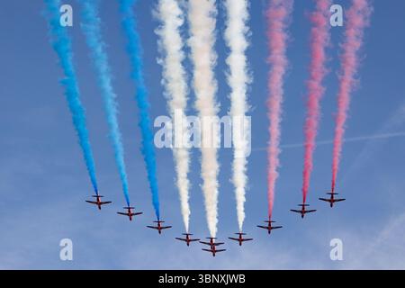 Henley-on-Thames, Oxfordshire, Regno Unito. 4 luglio 2025. Gli spettatori della regata reale di Henley furono assistiti a un'emozionante esibizione aerea mentre le frecce rosse della RAF volavano in formazione sul Tamigi. Foto Stock