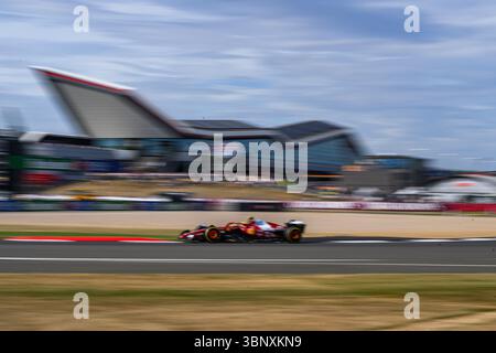 TOWCESTER, REGNO UNITO. 4 luglio: Lewis Hamilton della Scuderia Ferrari in seconda sessione di prove durante il Gran Premio d'Inghilterra Qatar Airways 2025 sul circuito di Silverstone venerdì 4 luglio 2025 a TOWCESTER, INGHILTERRA. Crediti: Taka G Wu/Alamy Live News Foto Stock