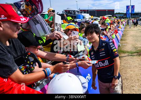 TOWCESTER, REGNO UNITO. 4 luglio: Yuki Tsunoda della Red Bull Racing arriva durante il Qatar Airways British Grand Prix 2025 sul circuito di Silverstone venerdì 4 luglio 2025 a TOWCESTER, INGHILTERRA. Crediti: Taka G Wu/Alamy Live News Foto Stock