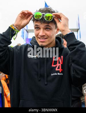 TOWCESTER, REGNO UNITO. 4 luglio: Lando Norris (Gran Bretagna) della McLaren arriva durante il Gran Premio di Gran Bretagna 2025 della Qatar Airways al circuito di Silverstone venerdì 4 luglio 2025 a TOWCESTER, INGHILTERRA. Crediti: Taka G Wu/Alamy Live News Foto Stock