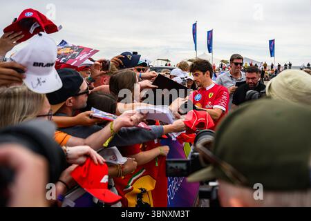 TOWCESTER, REGNO UNITO. 04 luglio: Charles Leclerc (Monaco) della Scuderia Ferrari firma un autografo per i suoi fan durante il Gran Premio d'Inghilterra Qatar Airways 2025 sul circuito di Silverstone venerdì 4 luglio 2025 a TOWCESTER, INGHILTERRA. Crediti: Taka G Wu/Alamy Live News Foto Stock