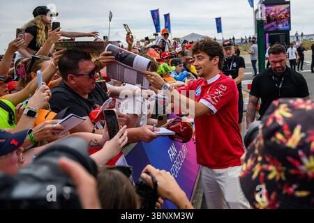 TOWCESTER, REGNO UNITO. 04 luglio: Charles Leclerc (Monaco) della Scuderia Ferrari firma un autografo per i suoi fan durante il Gran Premio d'Inghilterra Qatar Airways 2025 sul circuito di Silverstone venerdì 4 luglio 2025 a TOWCESTER, INGHILTERRA. Crediti: Taka G Wu/Alamy Live News Foto Stock