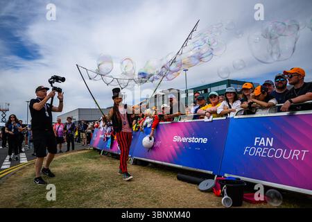 TOWCESTER, REGNO UNITO. 4 luglio: Un artista intrattiene i tifosi al fan Forecourt fuori dal paddock durante il Qatar Airways British Grand Prix 2025 al circuito di Silverstone venerdì 4 luglio 2025 a TOWCESTER, INGHILTERRA. Crediti: Taka G Wu/Alamy Live News Foto Stock