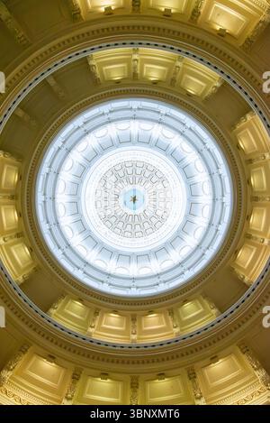 Guardando la rotunda del palazzo del governo dello stato del Texas ad Austin, Texas, Stati Uniti. Foto Stock