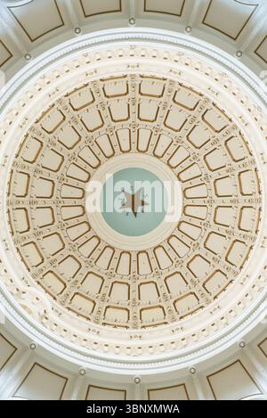 Guardando la rotunda del palazzo del governo dello stato del Texas ad Austin, Texas, Stati Uniti. Foto Stock