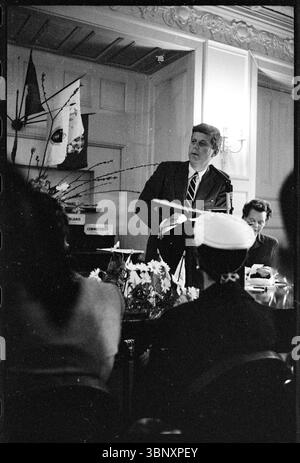 Il senatore John F. Kennedy del Massachusetts pronuncia le sue osservazioni al pranzo del Women's National Democratic Club a Washington, D.C., il 13 marzo 1958. Kennedy si erge su un podio, tenendo appunti, mentre i partecipanti ascoltano attentamente nella sala decorata. Foto Stock