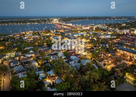 Vista aerea di St. Augustine, città vecchia della Florida. Architettura americana di notte Foto Stock
