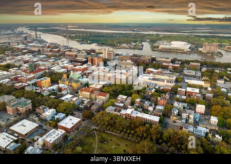 Vista aerea di Savannah, vecchia città storica della Georgia. Architettura del Sud America di notte Foto Stock