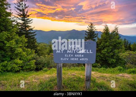Vista sul monte Mitchell sulla Blue Ridge Parkway. Viaggio panoramico in auto sui monti Appalachi del North Carolina Foto Stock