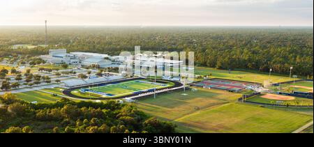 Strutture sportive pubbliche all'aperto nelle scuole superiori a North Port, Florida. Stadio di football americano, campi da tennis e da baseball Foto Stock