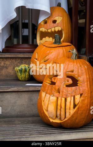 Composizione di zucche che decorano una scala ad Halloween Foto Stock