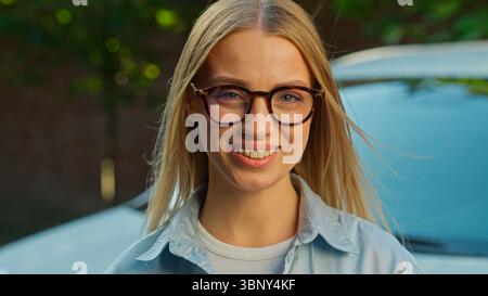 Donna caucasica donna sicura di sé ragazza sorriso manager concessionario cliente acquirente simpatico donna d'affari acquisto auto auto auto auto auto Foto Stock
