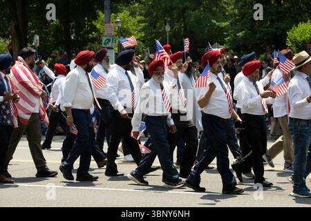 Washington, Stati Uniti. 4 luglio 2025. Persone provenienti da Sikhs America partecipano a una parata del giorno dell'indipendenza, dalla Casa Bianca al Campidoglio, a Washington DC, venerdì 4 luglio, 2025. foto di Mattie Neretin/CNP/ABACAPRESS.COM credito: abaca Press/Alamy Live News Foto Stock