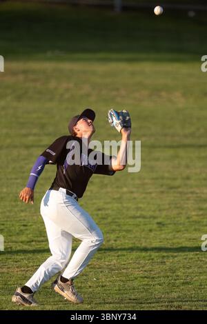 Newport, Rhode Island, Stati Uniti. 4 luglio 2025. Keene Swamp Bats Andrew Lepine (3) riceve un colpo durante la sua partita contro i Newport Gulls. (Credit Image: © Camden Hall/ZUMA Press Wire) SOLO PER USO EDITORIALE! Non per USO commerciale! Foto Stock
