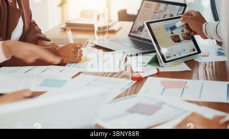Lavoro, persone e riunioni con tablet in ufficio per pianificazione, promemoria e informazioni sulle proposte. Personale, schermo e note di scrittura per le vendite Foto Stock
