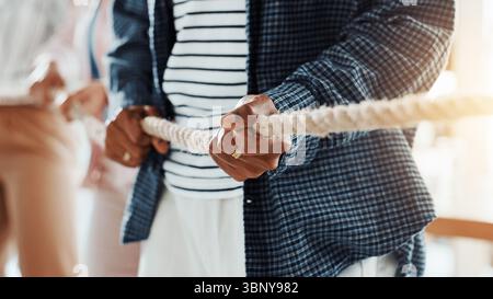 Rimorchiatore di guerra, corda e uomo d'affari in carica per giocare, opporsi o sfidare in caso legale. Potere, lotta e mani di avvocato maschile con attività per Foto Stock