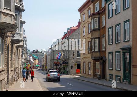 Affascinante strada stretta con colorate case a file nel quartiere storico di Quebec Foto Stock