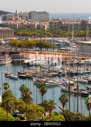 Vista ad alto angolo di yacht e barche a vela ormeggiati nel porto turistico di Port Vell a Barcellona, Spagna. Foto Stock