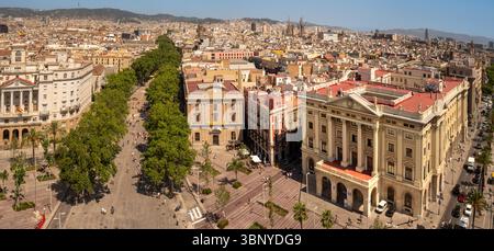 Un vasto paesaggio panoramico di Barcellona, in Spagna, visto dal Monumento a Colombo, che guarda verso lo storico quartiere Gotico. Luglio 2025. Foto Stock