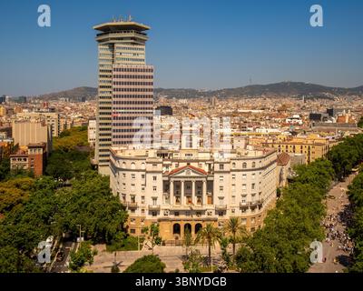 Il grande edificio navale della Comandancia con alle spalle il grattacielo dell'edificio Colón, situato ai piedi della Rambla a Barcellona, Spagna. . Foto Stock