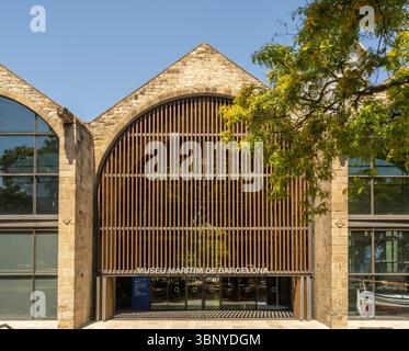 L'ingresso moderno al Museo marittimo di Barcellona (Museu Marítim), situato all'interno dello storico edificio del cantiere reale. Barcellona, Spagna. Foto Stock