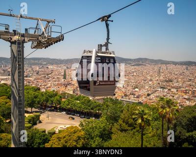 Una cabina sulla funivia Telefèric de Montjuic offre una splendida vista panoramica sulla città di Barcellona, in Spagna, in una giornata di sole. . Foto Stock