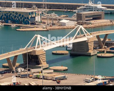 The modern cable-stayed design of the Puerta de Europa (Porta d'Europa) bascule bridge in the industrial Port of Barcelona, Spain.  . Foto Stock