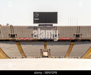Le tribune vuote e il tabellone segnapunti dell'Estadi Olímpic Lluís Companys, lo stadio principale per i Giochi Olimpici di Barcellona del 1992. Foto Stock