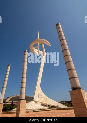 Vista dall'angolo basso della Torre delle comunicazioni di Montjuic e delle colonne della piazza Olimpica sulla collina di Montjuic, Barcellona, Spagna. Foto Stock