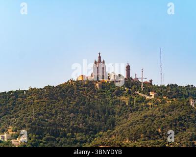Vista del monte Tibidabo, con il Tempio Expiatori del Sagrat Cor e lo storico parco divertimenti, affacciato su Barcellona, Spagna. Foto Stock