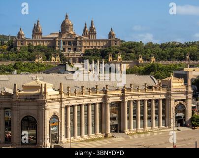 Vista della sala espositiva Fira de Barcelona con il grande Palau Nacional maestoso sulla collina di Montjuic alle spalle di Barcellona, Spagna. Foto Stock