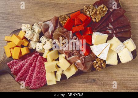 Assortimento di tagli di carne di formaggio, su un piatto, vista dall'alto, nessuno Foto Stock