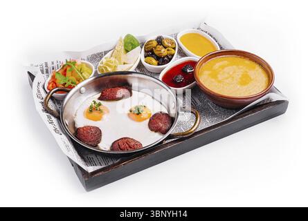 Cibo natura morta, colazione all'inglese completa isolata sul bianco Foto Stock