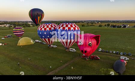 Bird in Hand, Pennsylvania, 14 settembre 2023 - An Aerial View of a Line of Hot Air Balloons Getting Ready for a Early Morning Launch, on a Summer D. Foto Stock