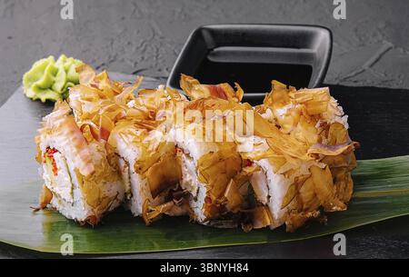 Natura morta del cibo, sushi bonito roll su sfondo scuro Foto Stock