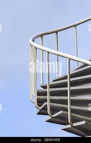 Scala a chiocciola con ringhiera in metallo all'esterno di un edificio, Wageningen, Nederland Foto Stock