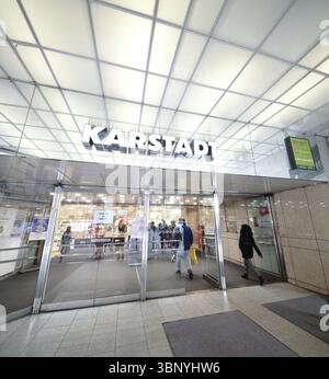 Colonia, Germania gennaio 31 2025: Ingresso illuminato a un grande magazzino Karstadt nel centro di Colonia Foto Stock