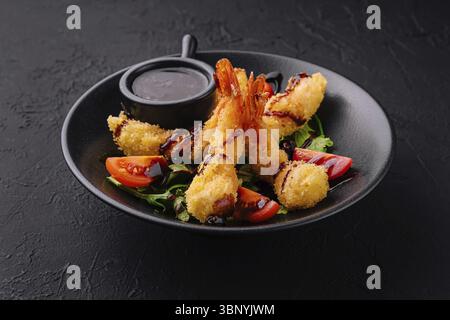 Natura morta, gamberi fritti con salsa Foto Stock
