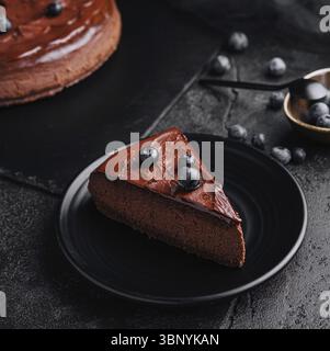 Cibo natura morta, torte brownie al cioccolato con mirtillo sul piatto Foto Stock
