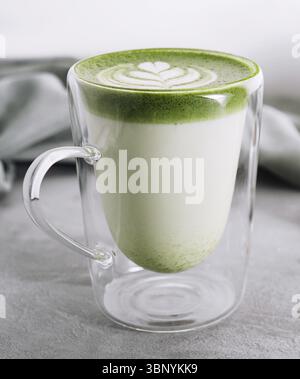 Natura morta alimentare, latte verde matcha con pistacchi da vicino Foto Stock