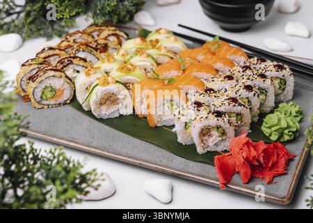 Natura morta del cibo, diversi tipi di sushi giapponese su piatto Foto Stock