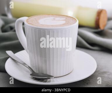 Food Still-Life, tazza di latte art a cuore da vicino Foto Stock