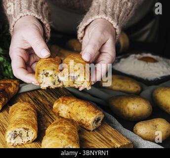 Natura morta alimentare, torte moldave o placinta con purè di patate Foto Stock