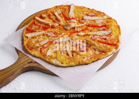 Natura morta del cibo, pizza bavarese con salsicce affumicate isolate Foto Stock