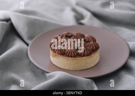 Natura morta alimentare, torta al cioccolato su un piatto di ceramica Foto Stock