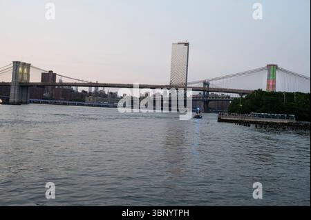 New York, Stati Uniti. 4 luglio 2025. NEW YORK, NEW YORK - 04 LUGLIO: Il ponte di Brooklyn è illuminato durante lo spettacolo pirotecnico di New York City Macy's che celebra la 249a giornata dell'indipendenza degli Stati Uniti al Brooklyn Bridge Park il 4 luglio 2025 a New York. Crediti: Ron Adar/Alamy Live News Foto Stock