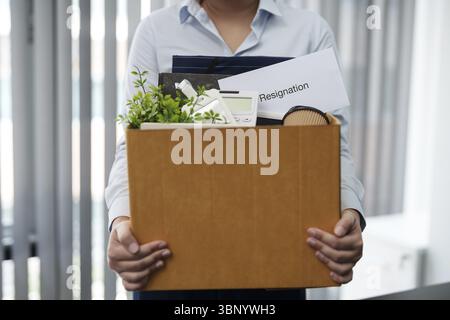 Gli uomini d'affari che violano il contratto con la lettera di dimissioni riduzione del personale che lascia le dimissioni del dipendente dell'ufficio Foto Stock