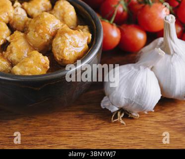 Natura morta, polpette di pollo fatte in casa in salsa di pomodoro Foto Stock
