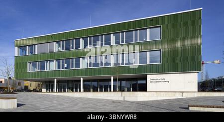 Colonia, Germania 21 gennaio 2025: La nuova costruzione di una scuola completa nel quartiere Vogelsang di colonia con il sole e il cielo azzurro Foto Stock